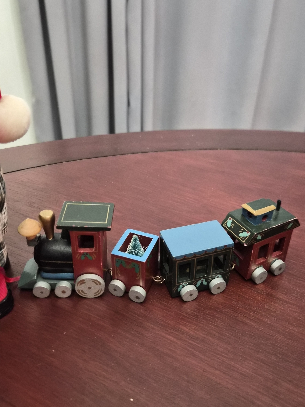 2 Zim's "The Elves Themselves" Christmas Elf Figures with Mini Train Collectable - Picture 12 of 16